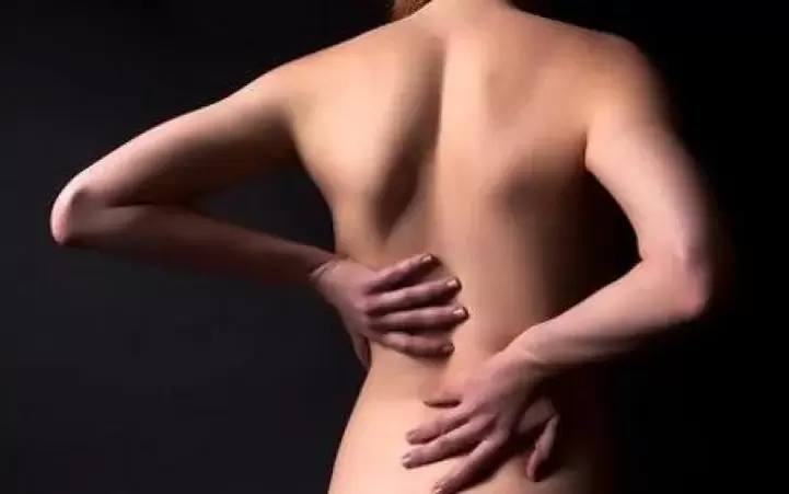 With osteochondrosis, you can rub the back with a popular warming massage