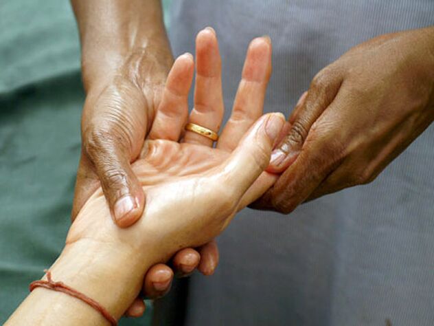 Manual therapy is a fairly popular method of treating rhizarthrosis affecting the joints of the fingers. 